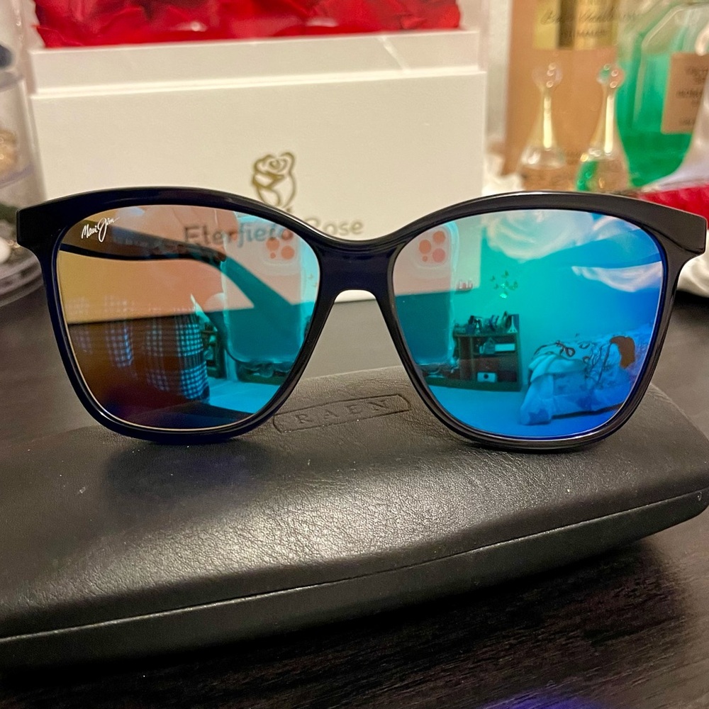 Maui Jim polarized Blue Sunglasses - Picture 2 of 9